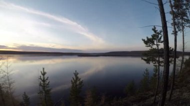 Yakutistan sonbaharda tekne ve köknar ağaçlarının float ile vahşi taiga nehri gün batımı ve gökyüzü panoramik görünümü ile sağdan sola Timelapse kamera hareketi.