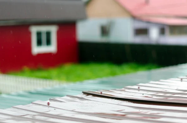 Charco Gotas Lluvia Recoge Hueco Del Techo Una Casa Pueblo — Foto de Stock