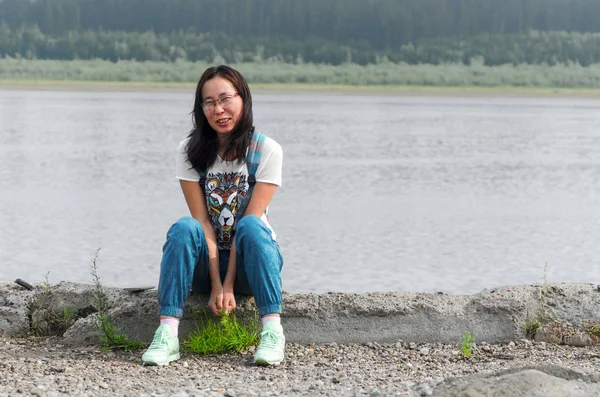 Girl Traveler Sits Edge Old Pier Bank River Vilyu Spruce — Stock Photo, Image