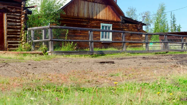 Gräset Växer Nära Vägen Byn Vid Ett Privat Hus Från — Stockfoto