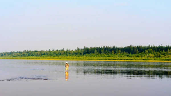 Yakut Dziewczyna Turysta Rybacka Połowów Przędzenia Stojących Wodzie Jego Spodnie — Zdjęcie stockowe