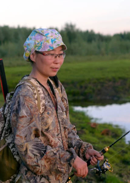 Yakut Chica Asiática Turista Pescador Gira Cuidadosamente Mango Del Carrete — Foto de Stock
