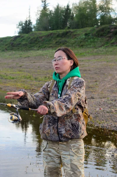 Yakut Asiatische Touristenfischerin Mit Brille Wirft Das Gerät Sanft Den — Stockfoto