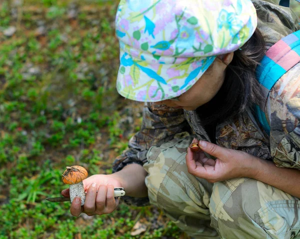 Touristin Asiatische Pilzsammlerin Jakutien Mit Einem Messer Der Hand Kontrollen — Stockfoto