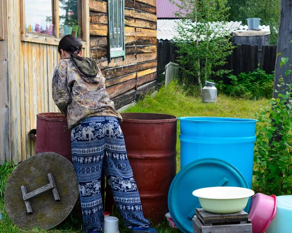 Yakut Asiatin Wäscht Sorgfältig Eiserne Tanks Trinkwasser Der Nähe Eines — Stockfoto