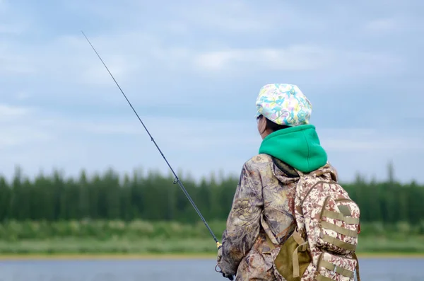 Jakutin Touristenfischerin Beim Angeln Ufer Mit Einem Rucksack Der Kappe — Stockfoto