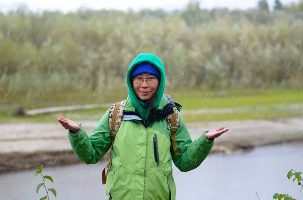 Yakut Asiático Menina Turista Chapéu Casaco Capuz Com Uma Mochila — Fotografia de Stock