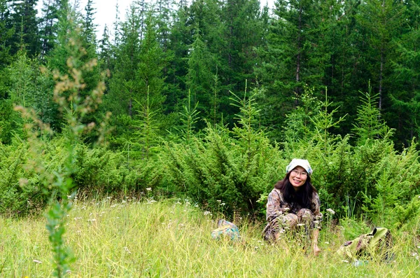 Yakut Asian Girl Tourist Glasses Sitting Juniper Bushes Backpacks Smiling — Stock Photo, Image