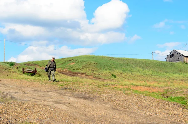 Sonriente Pueblo Hombre Asiático Yakut Turista Abajo Colina Carretera Con — Foto de Stock