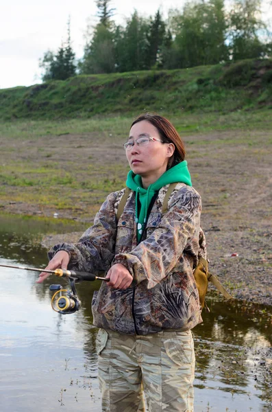 Yakut Asiatische Touristenfischerin Mit Brille Wirft Sanft Und Anmutig Spinning — Stockfoto