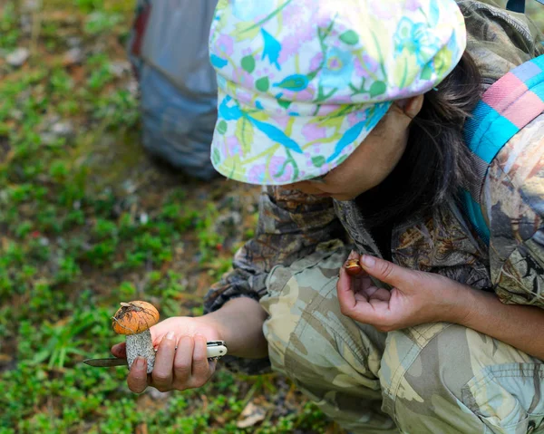 Girl Tourist Knife His Hand Checks Found Mushroom Forest Grass — Stock Photo, Image