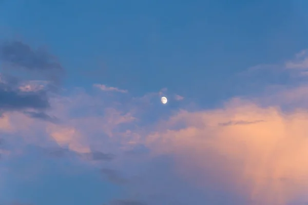 Ατελές Φεγγάρι Στον Ουρανό Κατά Διάρκεια Του Ηλιοβασιλέματος Σούρουπο — Φωτογραφία Αρχείου
