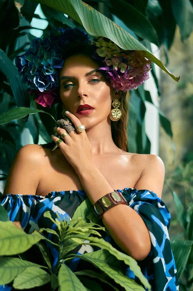 Kobieta atrakcyjna moda niebieski top i czarne krótkie spodenki pozowanie w dżungli. Modne Zdjęcia. — Zdjęcie stockowe