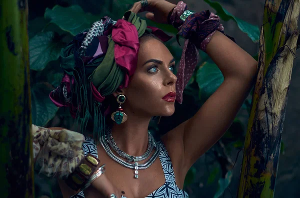 Modelo de moda en turbante posando al aire libre con fondo de selva — Foto de Stock