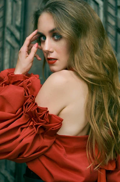 Portret Atrakcyjną Kobietę Długo Płynąć Włosy Czerwonymi Ustami Czerwony Elegancki Obraz Stockowy