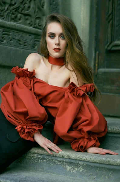 Atrakcyjna Kobieta Slim Czerwony Elegancka Bluzka Czarna Spódnica Pozowanie Siedząc Zdjęcie Stockowe