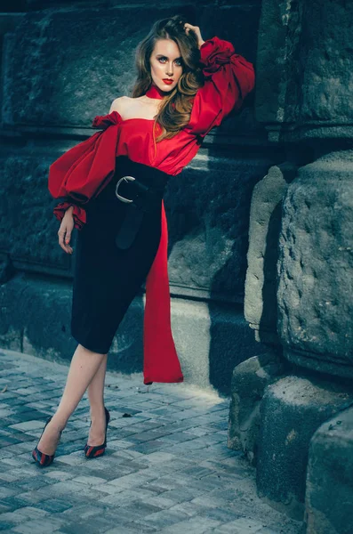 Atrakcyjna Kobieta Smukły Elegancki Elegancka Bluzka Czarna Spódnica Idąc Przez Obraz Stockowy