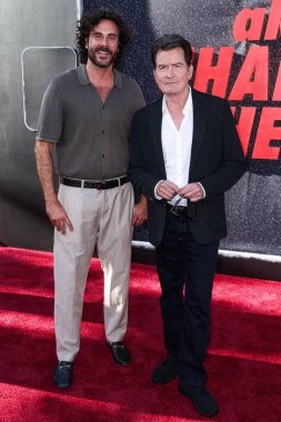 Andrew Renzi ve Amerikalı aktör Charlie Sheen, Netflix 'in Amerikalı aktör Charlie Sheen' in Los Angeles Premiere 'ine 4 Eylül 2025' te Netflix Tudum Theater 'da düzenlenen 1..