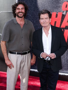 Andrew Renzi ve Amerikalı aktör Charlie Sheen, Netflix 'in Amerikalı aktör Charlie Sheen' in Los Angeles Premiere 'ine 4 Eylül 2025' te Netflix Tudum Theater 'da düzenlenen 1..