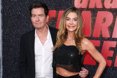 Amerikalı aktris, model, TV oyuncusu Denise Richards ve aktör Charlie Sheen Netflix 'in namı diğer Amerikalı aktör Charlie Sheen' in birinci sezonunu 4 Eylül 2025 'te Hollywood, LA, CA, ABD' de düzenlenen Netflix Tudum Theater 'da izlediler..
