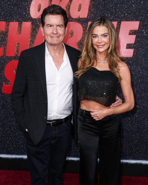 Amerikalı aktris, model, TV oyuncusu Denise Richards ve aktör Charlie Sheen Netflix 'in namı diğer Amerikalı aktör Charlie Sheen' in birinci sezonunu 4 Eylül 2025 'te Hollywood, LA, CA, ABD' de düzenlenen Netflix Tudum Theater 'da izlediler..