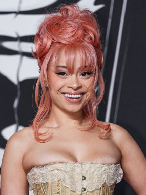 Amerikalı rapçi ve söz yazarı Ice Spice (Isis Naija Gaston), Ralph Lauren 'ın giydiği klasik MTV Video Müzik Ödülleri' ne 7 Eylül 2025 'te UBS Arena, Nassau County, New York, ABD' de düzenlenen 2025 MTV Video Müzik Ödülleri 'ne katıldı..