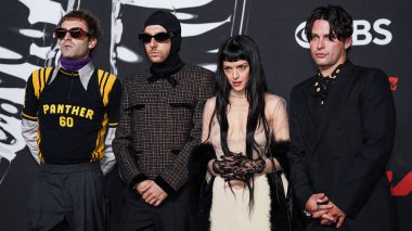 Valentino giyen Marias 'tan Jesse Perlman, Josh Conway, Maria Zardoya ve Edward James, 7 Eylül 2025' te UBS Arena 'da düzenlenen 2025 MTV Video Müzik Ödülleri' ne geldiler..