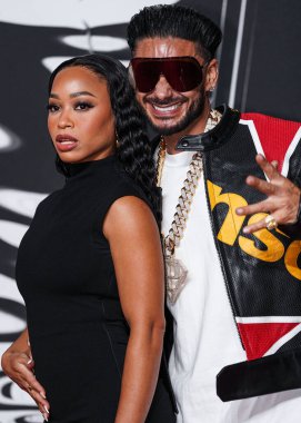 Nikki Hall ve Pauly D, 7 Eylül 2025 'te UBS Arena' da düzenlenen 2025 MTV Video Müzik Ödülleri 'ne geldiler..