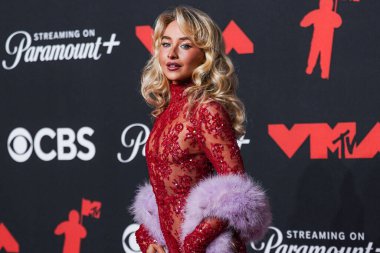 Valentino giyen Amerikalı şarkıcı, söz yazarı ve aktris Sabrina Carpenter, 7 Eylül 2025 'te UBS Video Müzik Ödülleri' nde ABD 'nin Nassau eyaletinin Elmont şehrinde düzenlenen 2025 MTV Video Müzik Ödülleri' ne geldiler..
