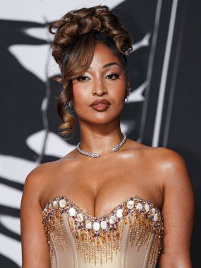 Jamaikalı şarkıcı, rapçi ve söz yazarı Shenseea (Chinsea Linda Lee), 7 Eylül 2025 tarihinde UBS Arena 'da düzenlenen 2025 MTV Video Müzik Ödülleri' ne geldiler..