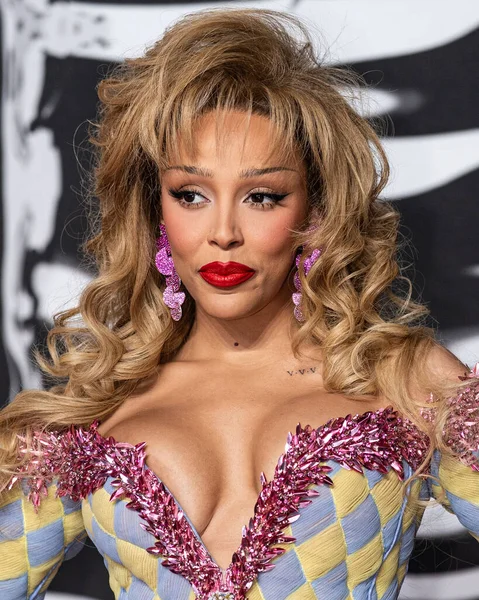 Amerikalı şarkıcı, rapçi, söz yazarı, müzik yapımcısı Doja Cat (Amala Ratna Zandile Dlamini), Chopard mücevherleriyle Balmain giyen 2025 MTV Video Müzik Ödülleri 'ne 7 Eylül 2025' de UBS Arena 'da ABD' nin başkenti Nassau 'da gerçekleştirildi.