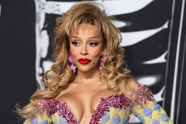 Amerikalı şarkıcı, rapçi, söz yazarı, müzik yapımcısı Doja Cat (Amala Ratna Zandile Dlamini), Chopard mücevherleriyle Balmain giyen 2025 MTV Video Müzik Ödülleri 'ne 7 Eylül 2025' de UBS Arena 'da ABD' nin başkenti Nassau 'da gerçekleştirildi.