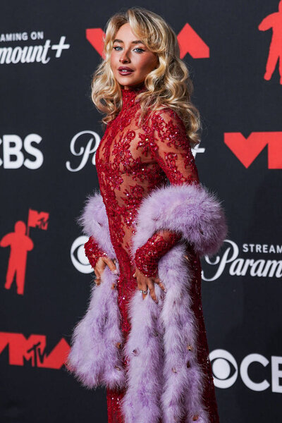 Американская певица, автор песен и актриса Сабрина Карпентер, носящая костюм Валентино, прибывает на церемонию награждения MTV Video Music Awards 2025, которая состоялась 7 сентября 2025 года в Элмонте, округ Нассау, Нью-Йорк, США.