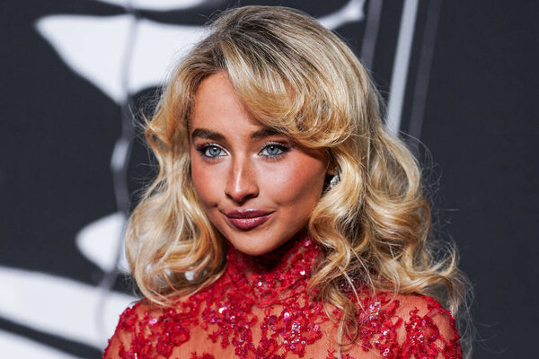 Американская певица, автор песен и актриса Сабрина Карпентер, носящая костюм Валентино, прибывает на церемонию награждения MTV Video Music Awards 2025, которая состоялась 7 сентября 2025 года в Элмонте, округ Нассау, Нью-Йорк, США.