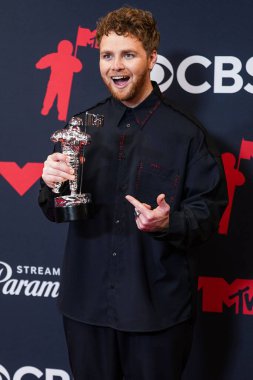 Amerikalı şarkıcı, söz yazarı, YouTuber, ve 'En İyi Yeni Sanatçı' ödülünün sahibi Alex Warren, 7 Eylül 2025 'te UBS Arena' da düzenlenen basın odasında poz verdi..