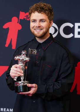 Amerikalı şarkıcı, söz yazarı, YouTuber, ve 'En İyi Yeni Sanatçı' ödülünün sahibi Alex Warren, 7 Eylül 2025 'te UBS Arena' da düzenlenen basın odasında poz verdi..