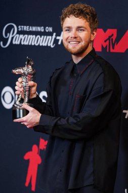 Amerikalı şarkıcı, söz yazarı, YouTuber, ve 'En İyi Yeni Sanatçı' ödülünün sahibi Alex Warren, 7 Eylül 2025 'te UBS Arena' da düzenlenen basın odasında poz verdi..