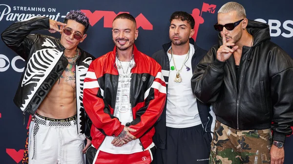 Lenny Tavarez, J Balvin, Justin Quiles ve DJ Snake, 7 Eylül 2025 'te UBS Arena' da düzenlenen 2025 MTV Video Müzik Ödülleri 'nde basın odasında poz verdiler..