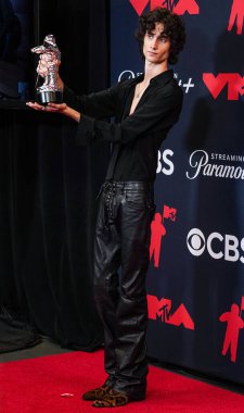 Amerikalı şarkıcı, söz yazarı, yapımcı ve yapımcı Sombr (Shane Michael Boose), 'Arkadaşlara Dönüş' ödülünün sahibi, 7 Eylül 2025 'te UBS Video Müzik Ödülleri' nde UBS Arena 'da düzenlenen basın odasında poz verdi.