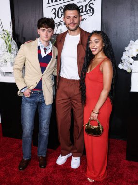 Kanadalı-Amerikalı aktör ve girişimci Noah Schnapp, Amerikalı aktör Nick Barrotta ve Amerikalı aktris Priah Ferguson, 9 Eylül 2025 'te Hollywood, Los Angeles' ta The Lot 'ta düzenlenen 30.   