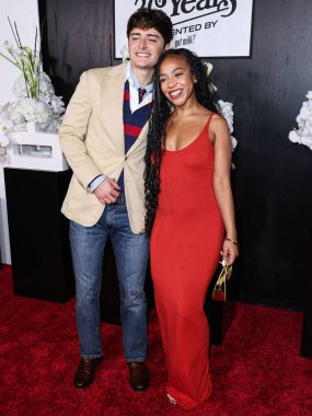 Kanadalı-Amerikalı aktör ve girişimci Noah Schnapp ve Amerikalı aktris Priah Ferguson, 9 Eylül 2025 'te Hollywood, Los Angeles, Kaliforniya' da Formosa 'da düzenlenen Got Milks 30. Yıldönümü Süt Bıyığı Kutlamasına geldiler.     