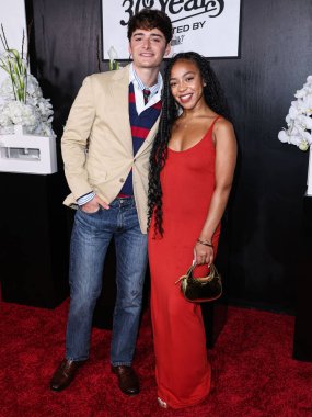 Kanadalı-Amerikalı aktör ve girişimci Noah Schnapp ve Amerikalı aktris Priah Ferguson, 9 Eylül 2025 'te Hollywood, Los Angeles, Kaliforniya' da Formosa 'da düzenlenen Got Milks 30. Yıldönümü Süt Bıyığı Kutlamasına geldiler.     