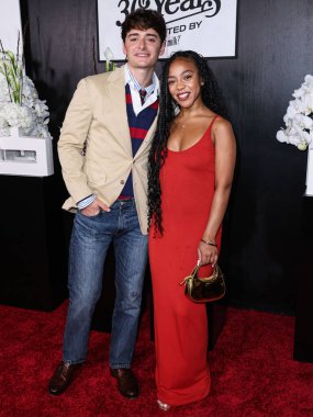 Kanadalı-Amerikalı aktör ve girişimci Noah Schnapp ve Amerikalı aktris Priah Ferguson, 9 Eylül 2025 'te Hollywood, Los Angeles, Kaliforniya' da Formosa 'da düzenlenen Got Milks 30. Yıldönümü Süt Bıyığı Kutlamasına geldiler.     