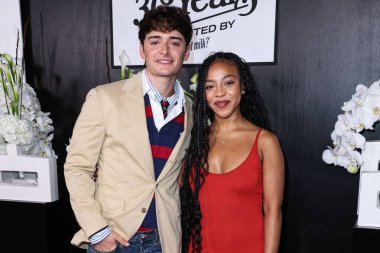 Kanadalı-Amerikalı aktör ve girişimci Noah Schnapp ve Amerikalı aktris Priah Ferguson, 9 Eylül 2025 'te Hollywood, Los Angeles, Kaliforniya' da Formosa 'da düzenlenen Got Milks 30. Yıldönümü Süt Bıyığı Kutlamasına geldiler.     