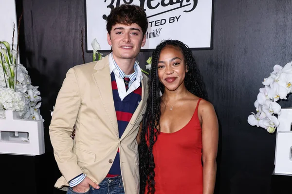 Kanadalı-Amerikalı aktör ve girişimci Noah Schnapp ve Amerikalı aktris Priah Ferguson, 9 Eylül 2025 'te Hollywood, Los Angeles, Kaliforniya' da Formosa 'da düzenlenen Got Milks 30. Yıldönümü Süt Bıyığı Kutlamasına geldiler.     