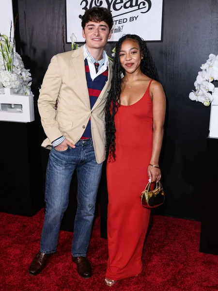 Kanadalı-Amerikalı aktör ve girişimci Noah Schnapp ve Amerikalı aktris Priah Ferguson, 9 Eylül 2025 'te Hollywood, Los Angeles, Kaliforniya' da Formosa 'da düzenlenen Got Milks 30. Yıldönümü Süt Bıyığı Kutlamasına geldiler.     