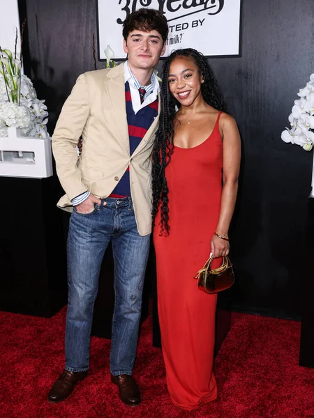 Kanadalı-Amerikalı aktör ve girişimci Noah Schnapp ve Amerikalı aktris Priah Ferguson, 9 Eylül 2025 'te Hollywood, Los Angeles, Kaliforniya' da Formosa 'da düzenlenen Got Milks 30. Yıldönümü Süt Bıyığı Kutlamasına geldiler.     