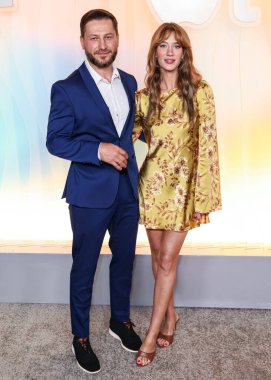 Artem Kroupenev ve Yael Grobglas, 14 Eylül 2025 'te Ysabel' de düzenlenen Apple TV + 'nın 77. Geleneksel Emmy Ödülleri Partisi' ne geldiler.. 