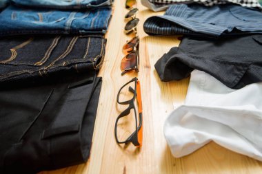 adam rahat kıyafetler moda aksesuarları ahşap masa, (gömlek, jean, cüzdan, güneş gözlüğü, gözlük, Kemer)