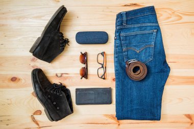 adam rahat kıyafetler moda aksesuar ahşap masa, (gömlek, jean, cüzdan, güneş gözlüğü, Gözlük, kemer, Ayakkabı)